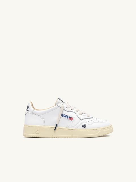 MEDALIST LOW SNEAKERS IN WHITE LEATHER WITH SPACE BLUE DETAILS