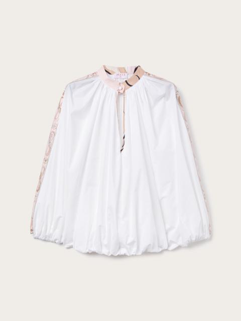 VOLUMINOUS BLOUSE WITH PRINTED DETAILS