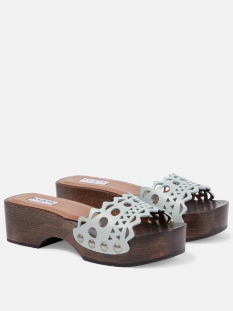 Vienne leather and wood slides