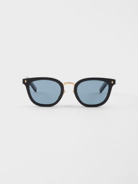 Sunglasses with the iconic metal plaque