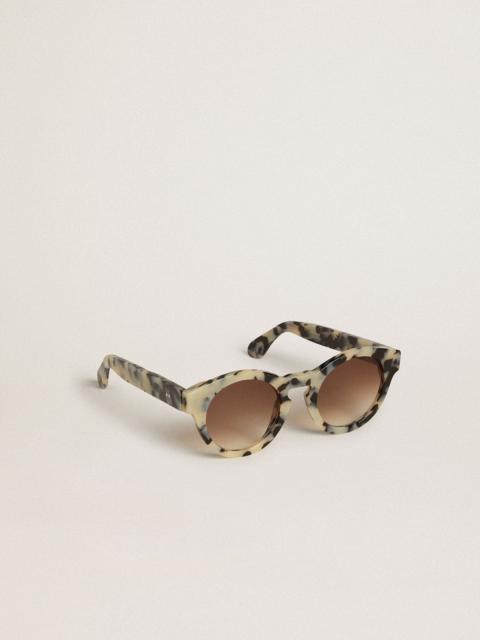 Cameron-style sunglasses with a tortoiseshell pattern