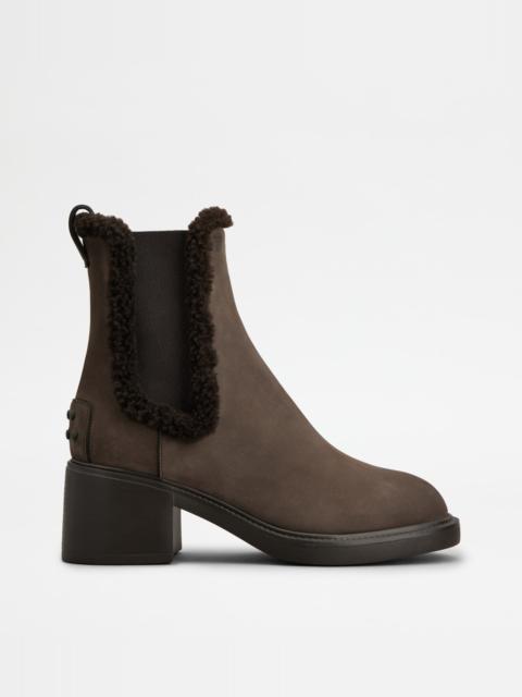 CHELSEA BOOTS IN NUBUCK - BROWN