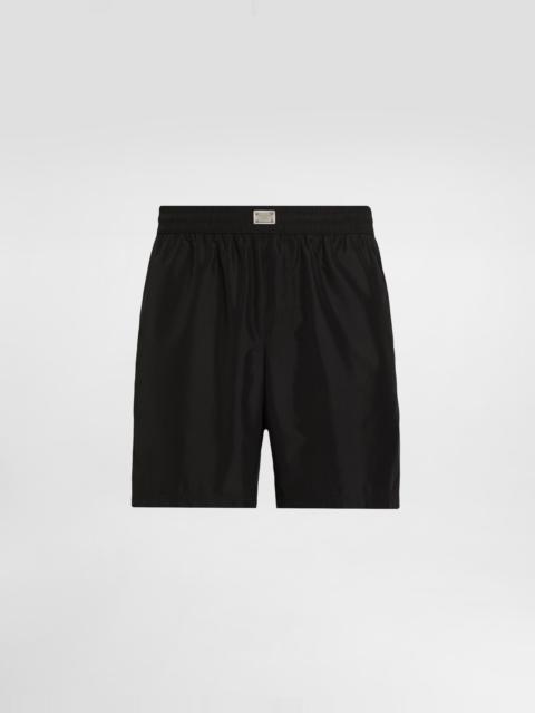 Mid-length swim trunks with tag
