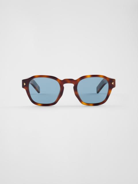 Sunglasses with the iconic metal plaque