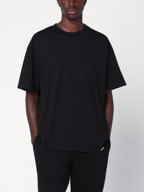 black crew neck t-shirt
