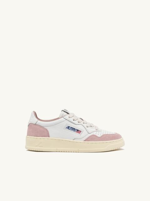 MEDALIST LOW SNEAKERS IN WHITE AND POWDER LEATHER SUEDE