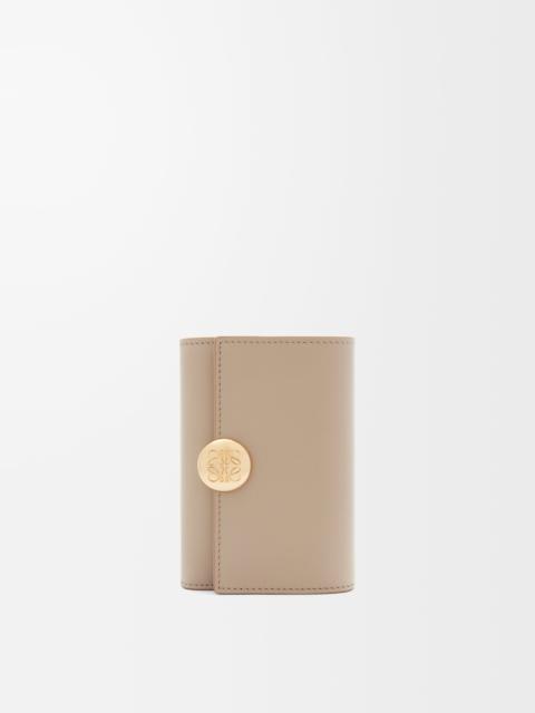 Pebble small vertical wallet in shiny nappa calfskin