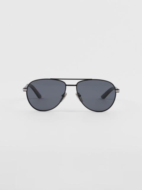 Sunglasses with iconic metal plaque