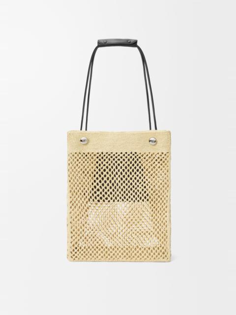 Pebble hobo in raffia