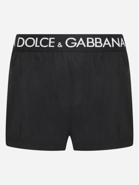 Short swim trunks with branded stretch waistband