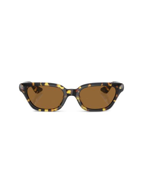 cat-eye frame sunglasses