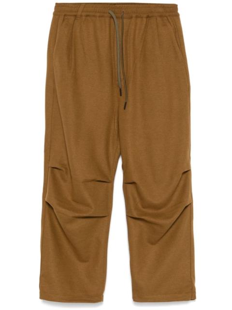 knee-tuck trousers