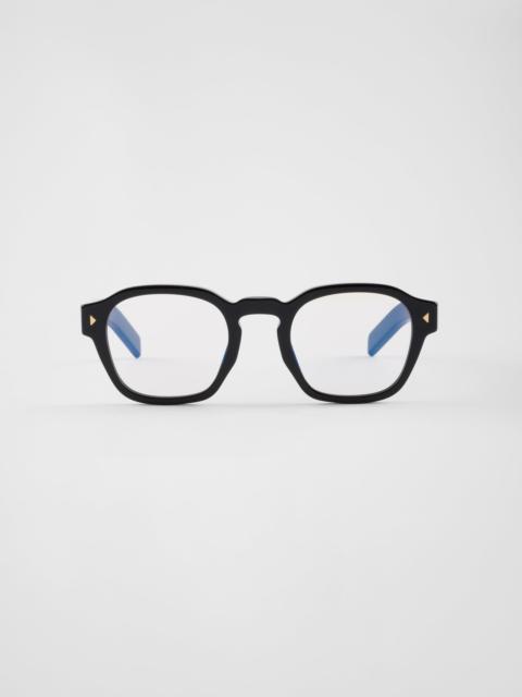 Sunglasses with the iconic metal plaque