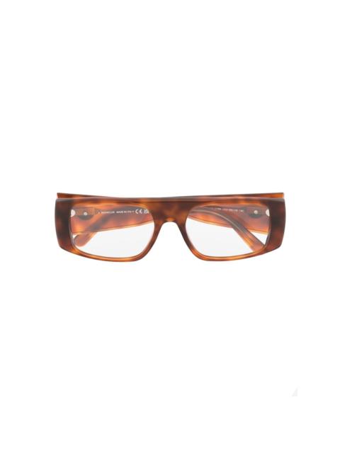 tortoiseshell-effect glasses