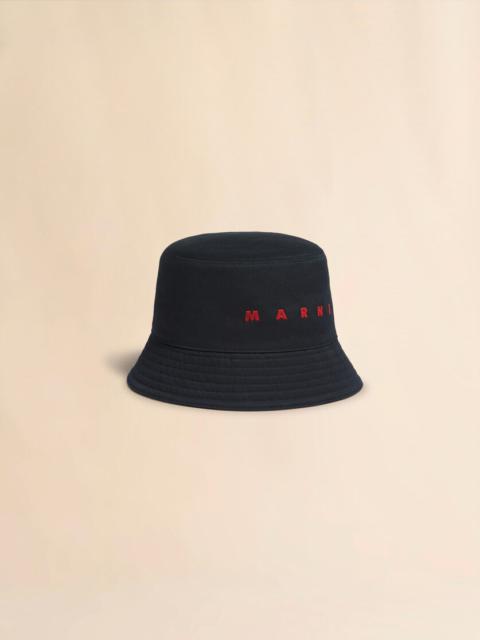BLACK ORGANIC GABARDINE BUCKET HAT WITH EMBROIDERED LOGO