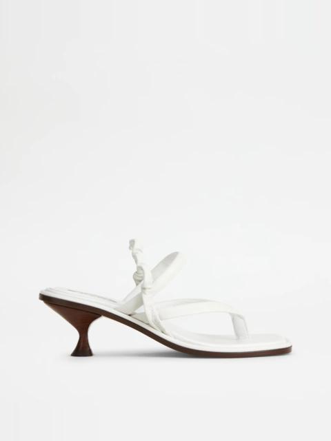 THONG SANDALS IN LEATHER WITH HEEL - WHITE