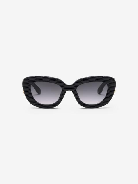 Sunglasses with wide bold cat-eye front