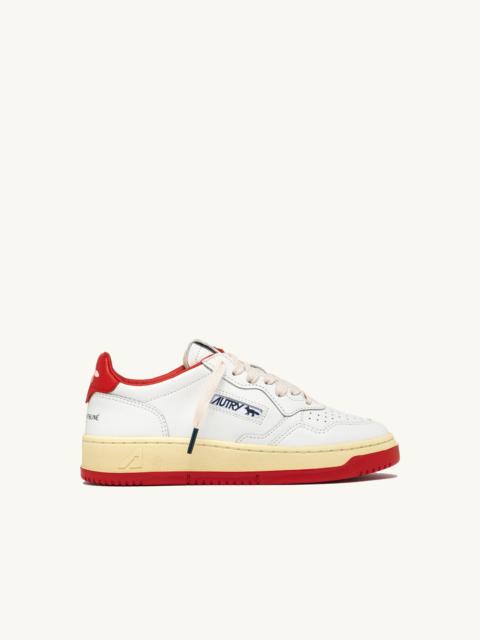 MEDALIST LOW 'MAISON KITSUNÉ' SNEAKERS IN WHITE AND CLAY RED LEATHER
