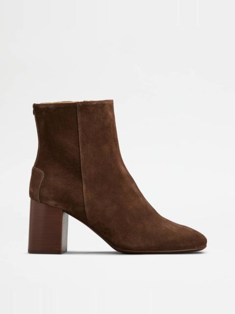 ANKLE BOOTS IN SUEDE - BROWN