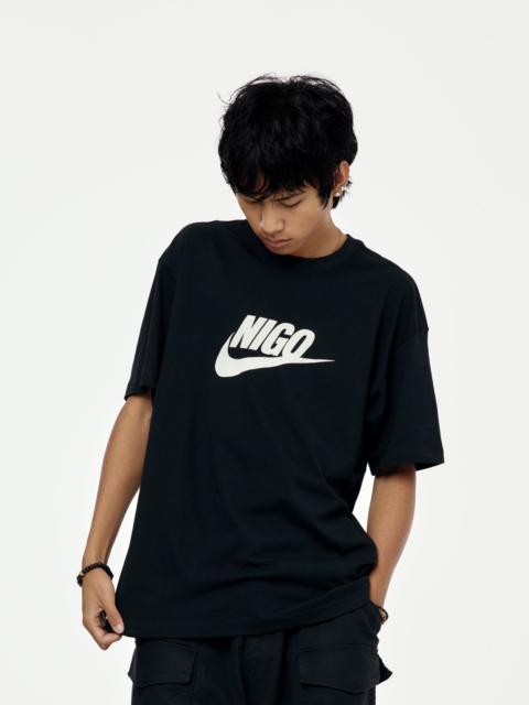 M NRG NIGO SS TEE (BLACK/WHITE)