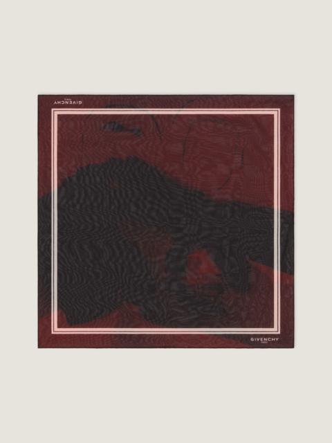 DOUBLE LAYERED SQUARE IN SILK GEORGETTE WITH SURRESLIST PRINT