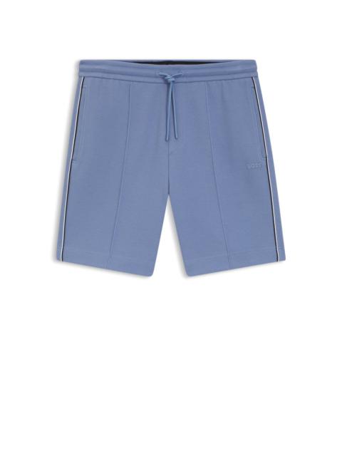 PIPED-TRIM SHORTS IN A COTTON BLEND