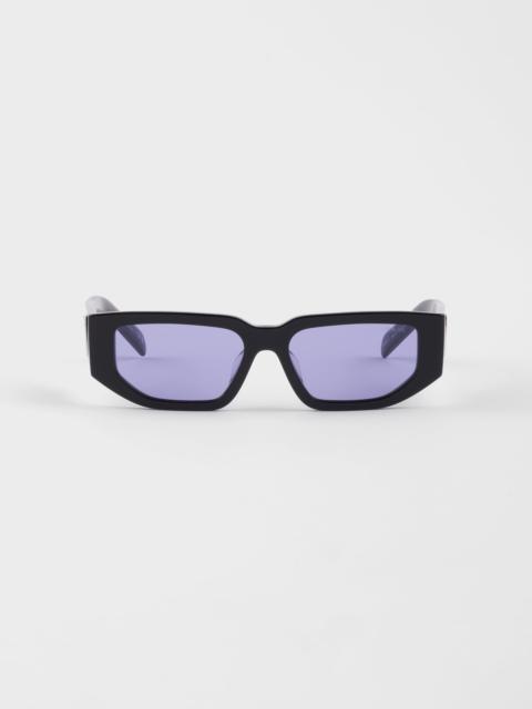 Sunglasses with triangle logo