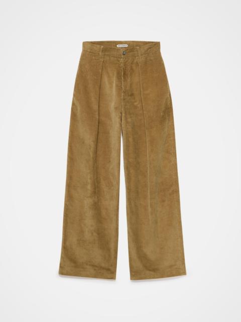SINGLE PLEAT TROUSERS IN BISCUIT