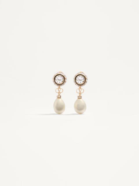 VLOGO SIGNATURE EARRINGS IN METAL, ENAMEL, PEARLS AND CRYSTALS