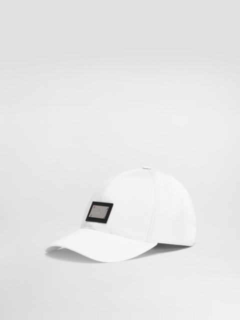 Cotton baseball cap with branded tag