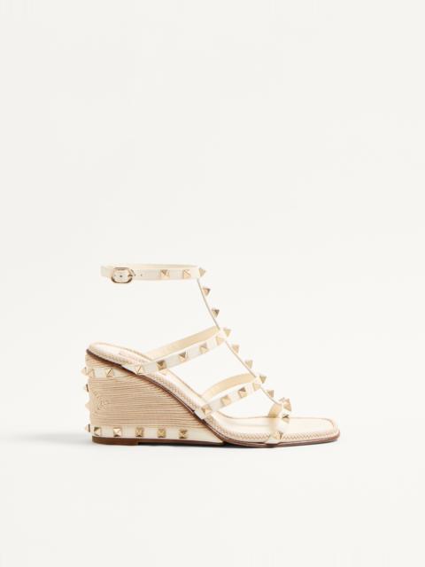 ROCKSTUD WEDGE SANDAL IN CALFSKIN WITH CORNELY EMBROIDERY 80MM