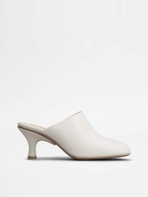 MULES IN LEATHER - WHITE