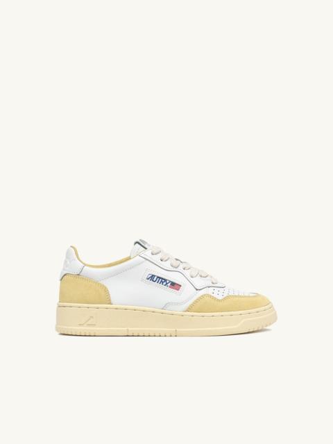 MEDALIST LOW SNEAKERS IN WHITE LEATHER AND STRAW SUEDE