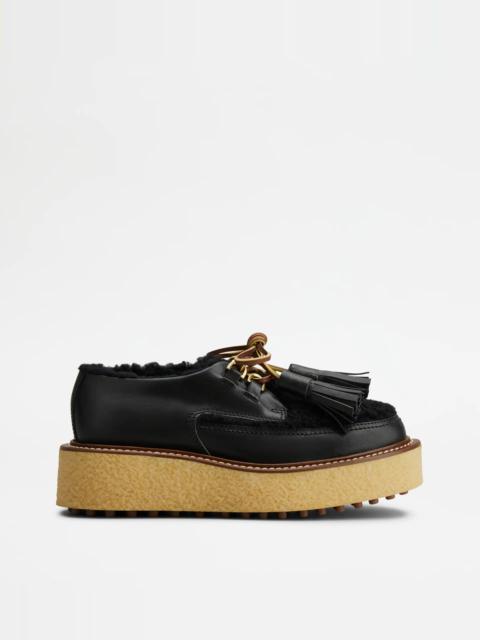 LACED PLATFORM LOAFERS IN LEATHER AND WOOL - BLACK