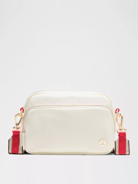 Everywhere Crossbody Bag 2L *Striped Wordmark