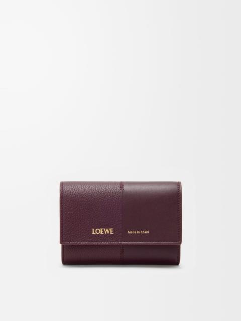 Small vertical wallet in smooth and grained calfskin