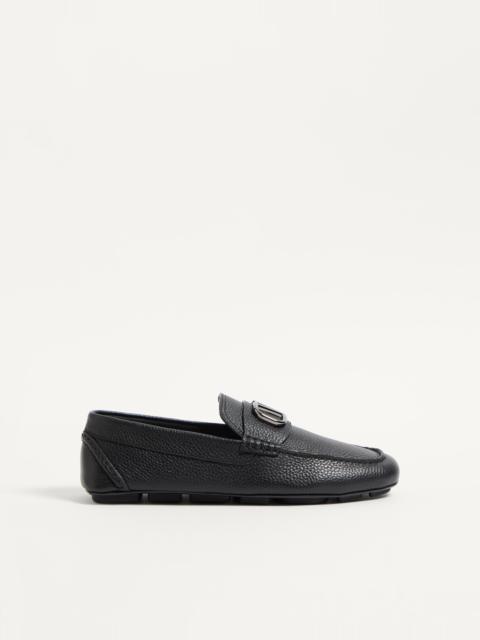 VLOGO SIGNATURE GRAINY CALFSKIN DRIVING SHOE