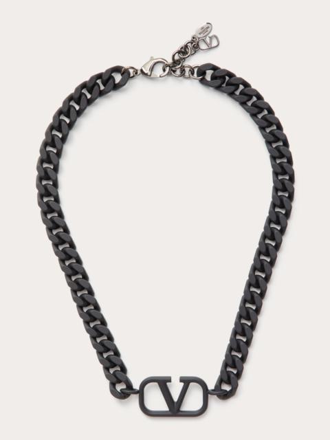VLOGO SIGNATURE METAL NECKLACE WITH RUBBER-EFFECT FINISH