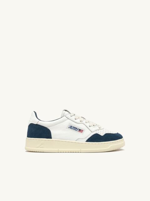 MEDALIST LOW SNEAKERS IN WHITE AND CAPRI LEATHER SUEDE