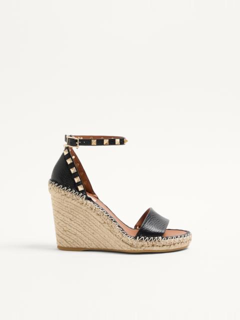 DOUBLE ROCKSTUD GRAINY CALFSKIN WEDGE SANDAL 105 MM