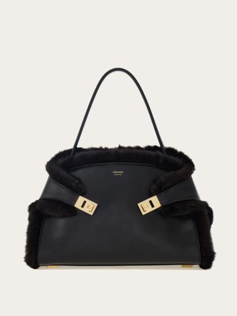 Hug soft shoulder bag (M)