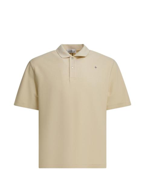 button-fastening polo shirt