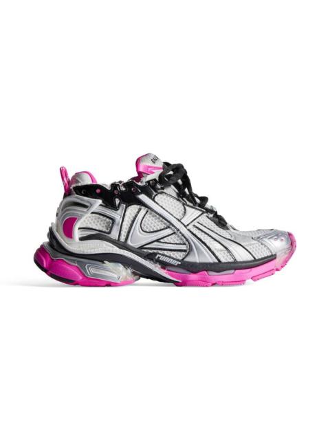 Women's Runner Sneaker in Silver/black/neon-pink