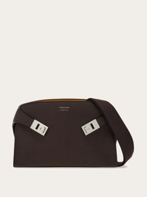 Hug messenger bag