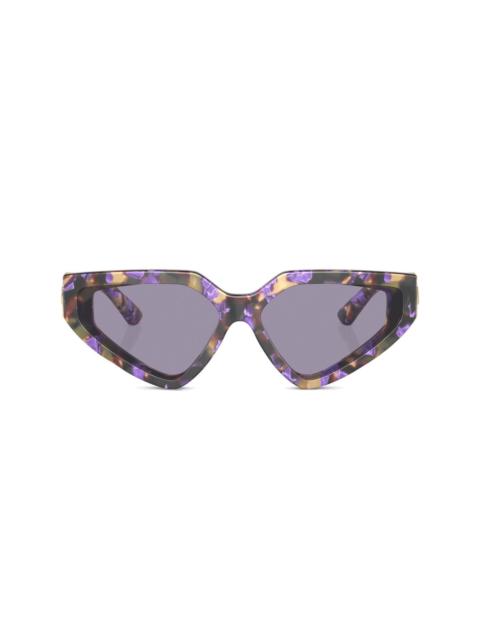 Precious cat-eye sunglasses