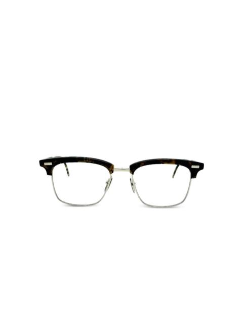tortoiseshell-effect glasses
