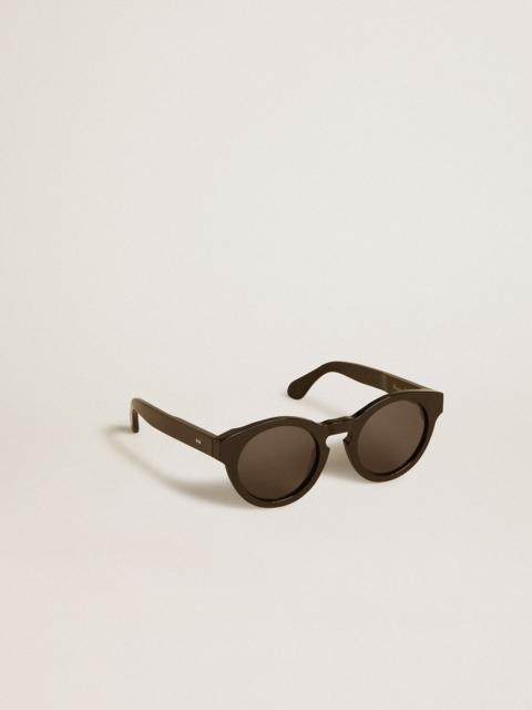 Square style Panthos sunglasses with black frame and lenses
