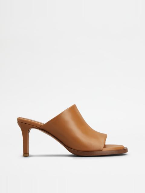 MULES IN LEATHER - BROWN
