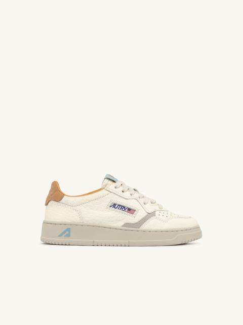 MEDALIST LOW SNEAKERS IN NUG AND LOFT LEATHER