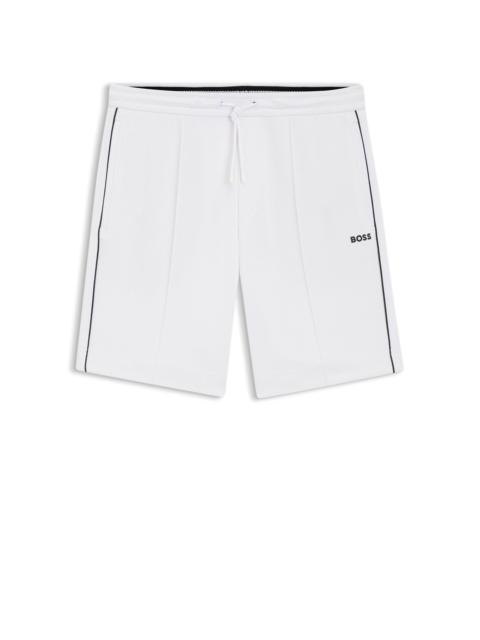PIPED-TRIM SHORTS IN A COTTON BLEND